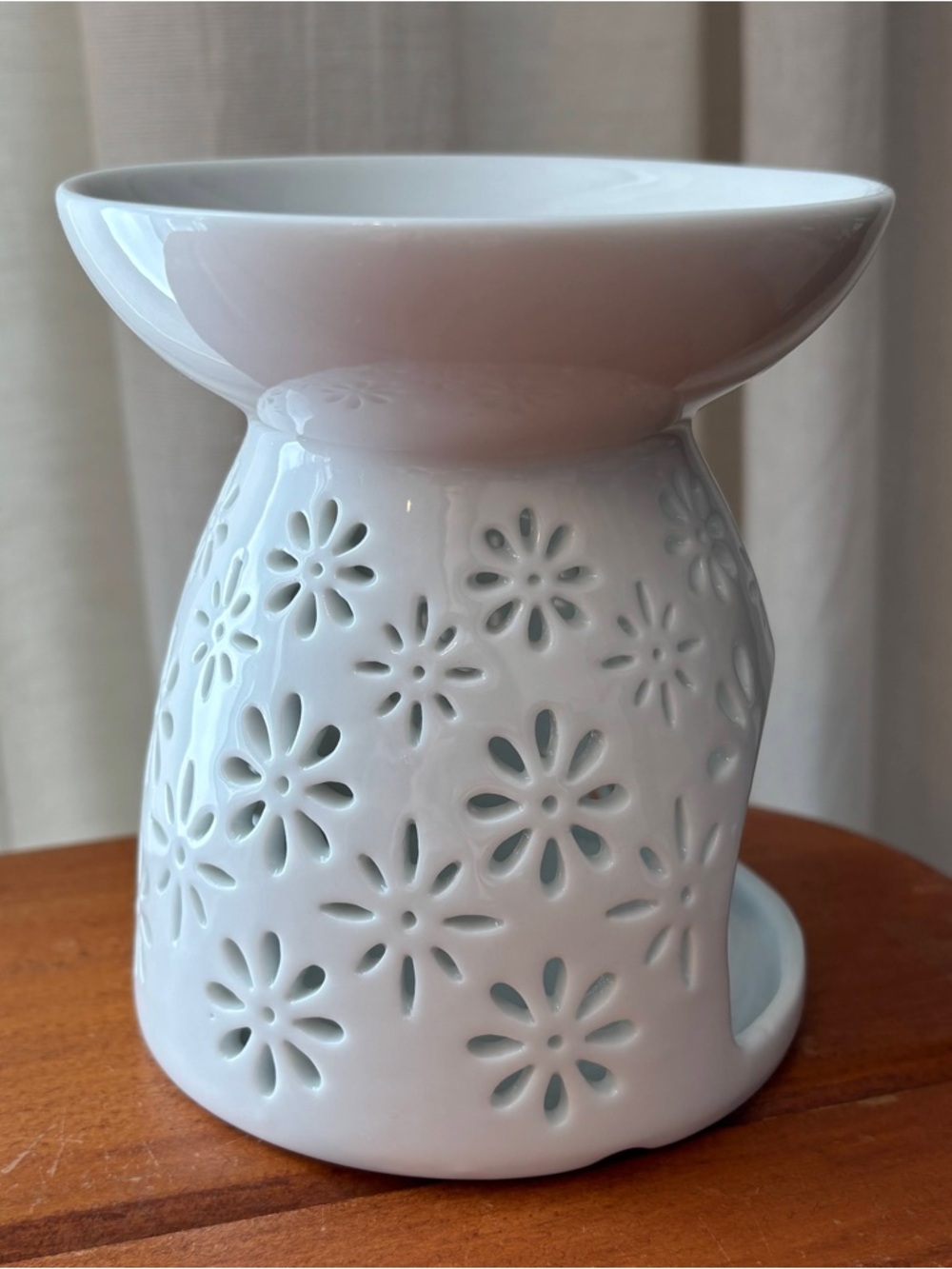 White Ceramic Tea Light Wax Melt / Oil Aroma Burner - Picture 5 of 9